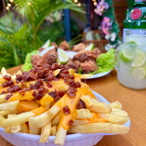 Porção de batata com cheddar e bacon, frango frito e limonada no Dona Ju