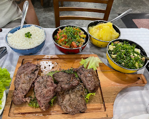 Tábua de carnes com arroz, vinagrete e acompanhamentos